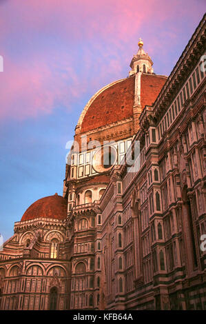 Blick auf den Dom Dom in Florenz, Italien, bei Sonnenuntergang Stockfoto