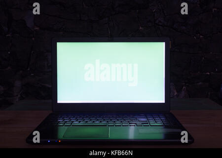 Laptop-Computer-Bildschirm beleuchtet, leerer Raum Stockfoto