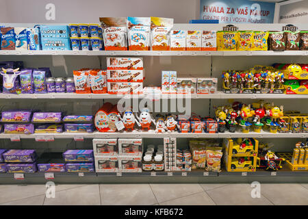 Skofije, Slowenien - 21. September 2017: Milka, Oreo, Kinder, Nutella und m's m Schokolade Regal im bordershop reisen kostenlos. Es ist ein Highway Retail Stockfoto