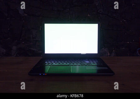 Laptop-Computer-Bildschirm beleuchtet, leerer Raum Stockfoto