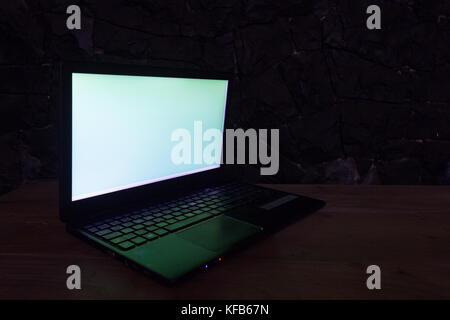 Laptop-Computer-Bildschirm beleuchtet, leerer Raum Stockfoto