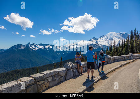 Touristen in den Sonnenaufgang in der Gegend von Mount Rainier National Park auf einer Höhe von 6.400 Metern ist der höchste Punkt, der durch das Fahrzeug am Berg erreicht werden kann. Stockfoto