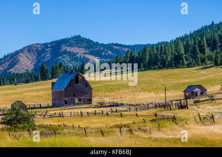 Alte Scheune entlang Rt 97 im nordwestlichen Bundesstaat Washington in den Vereinigten Staaten Stockfoto