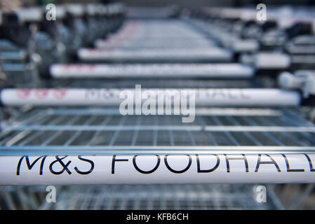 Trolleys von Marks & Spencer foodhall in einer Reihe außerhalb Supermarkt in London, England Stockfoto