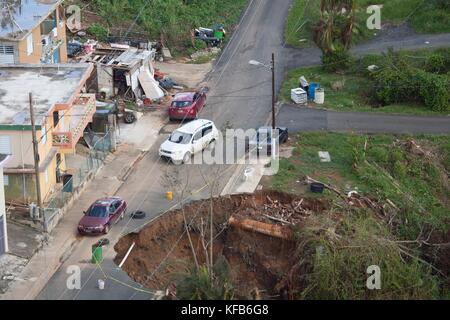 Luftaufnahme einer Straße, die durch einen Erdrutsch nach dem Hurrikan Maria am 9. Oktober 2017 in Barranquitas, Puerto Rico, beschädigt wurde. (Foto von Andrea Booher über Planetpix) Stockfoto