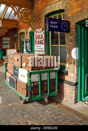 Ein Trolley mit Gepäckwagen auf dem Bahnsteig der North Norfolk Railway in Sheringham, Norfolk, England, Vereinigtes Königreich. Stockfoto