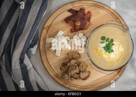 Linsensuppe mit Ziegenkäse, gebratenen Schinken, Knoblauch und Croutons Stockfoto