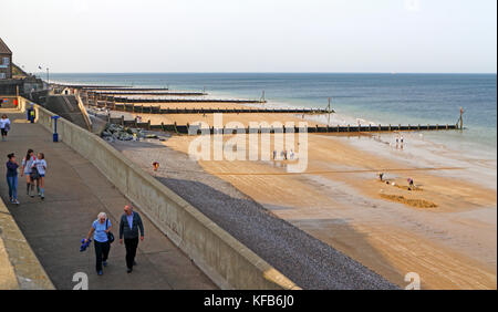 Ein Blick auf den Strand auf der Suche nach Westen auf der North Norfolk Resort von sheringham, Norfolk, England, Vereinigtes Königreich. Stockfoto