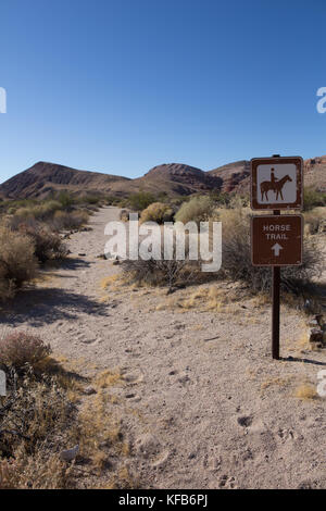 Reiten am Roten Felsen natürlichen Bereich, in der Red Rock Canyon State Park am Highway 14 in Südkalifornien, USA Stockfoto