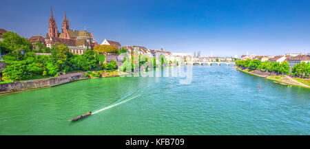 Altstadt von Basel mit Munster Dom und der Rhein, Schweiz, Europa. Basel ist eine Stadt im Nordwesten der Schweiz am Fluss rhi Stockfoto