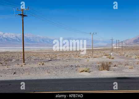 Anzeigen Lage von Owens trockenen See auf der Autobahn 190 mit der Sierra Nevada im Hintergrund in der Mojave Wüste in Kalifornien USA. Stockfoto