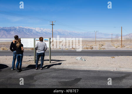 Menschen Informationen an aViewing Lage von Owens trockenen See auf der Autobahn 190 mit der Sierra Nevada im hintergrund Kalifornien USA lesen. Stockfoto