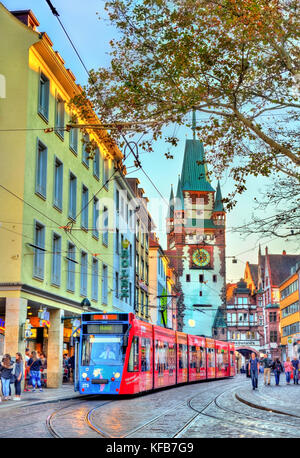 Freiburg im Breisgau, Deutschland - 14. Oktober 2017: Siemens Combino tram in der Altstadt. Der Freiburger Straßenbahn-Netz besteht aus 5 Zeilen mit 73 Anschlägen. Stockfoto