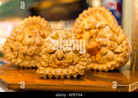 Preisgekrönte Pork Pie Display mit schönen verzierten knuspriges Gebäck mit floralen und Rose Blume Muster auf einem Markt in Yorkshire, UK Abschaltdruck Stockfoto