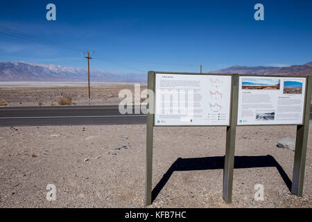 Anzeigen Lage von Owens trockenen See auf der Autobahn 190 mit der Sierra Nevada im Hintergrund in der Mojave Wüste in Kalifornien USA. Stockfoto