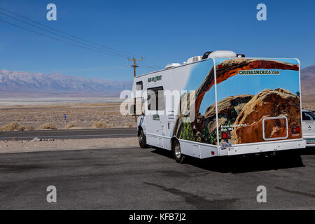 Einem gemieteten Wohnmobil Reisemobil bei Owens Lake auf der Autobahn 190 Inyo County California USA Stockfoto