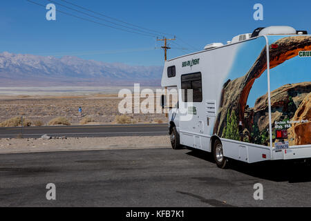 Einem gemieteten Wohnmobil Reisemobil bei Owens Lake auf der Autobahn 190 Inyo County California USA Stockfoto