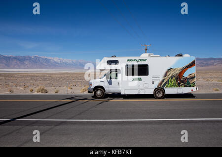 Einem gemieteten Wohnmobil Reisemobil bei Owens Lake auf der Autobahn 190 Inyo County California USA Stockfoto