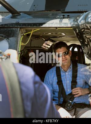 Der Sprecher des US-Repräsentantenhauses Paul Ryan besteigt einen US-Zoll- und Grenzschutz UH-60 Black Hawk-Hubschrauber am San Juan Airport, um die Schäden nach dem Hurrikan Maria 13. Oktober 2017 in Carolina, Puerto Rico, zu beobachten. (Foto von Ozzy Trevino via Planetpix) Stockfoto