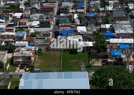 Luftaufnahme von Blau, Kunststoff tarps über beschädigten Dächer in der Nachmahd des Hurrikans Maria 23. Oktober 2017 in San Juan, Puerto Rico. (Foto von Nicholas dutton über planetpix) Stockfoto