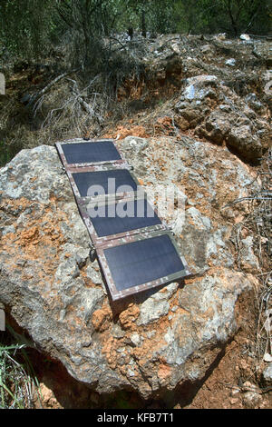 Eine Reihe von tragbaren Solaranlagen für Camping verwendet. Stockfoto