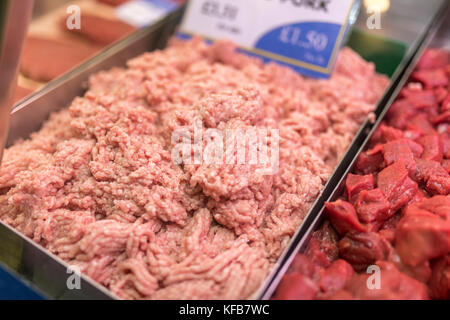 Fach der feinsten Schweinehackfleisch auf ein Metzger Markt in Yorkshire, England im Vereinigten Königreich Abschaltdruck Stockfoto