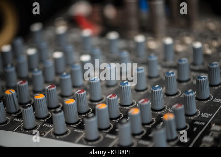 Analoge Sound Mixer. Professional Audio Mixing Console Radio- und Fernsehsendungen. Stockfoto