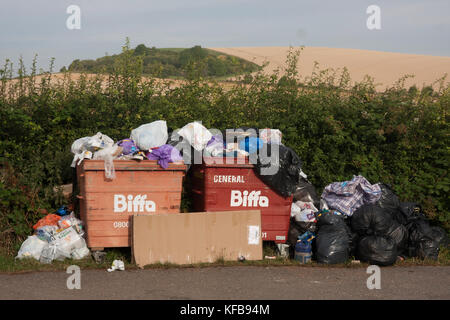 Überlaufene Mülltonne, Müll wird von schmalen Bootsfahrern auf dem Grand Union Canal auf dem Parkplatz Cooks Wharf bei Cheddington, Buckinghamshire, entsorgt Stockfoto