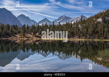 Box See auf den kleinen Seen Tal Wanderweg mit dem mächtigen östlichen Sierra Nevada Berge hoch im Hintergrund. Kalifornien USA. Stockfoto