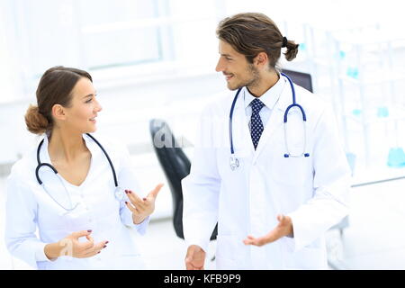 Zwei Ärzte in Treffen im Krankenhaus Rezeption Stockfoto