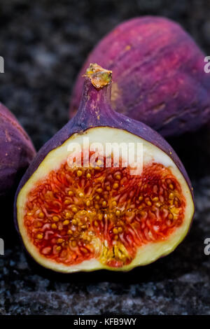 Makro von Reifen gemeinsame Abb. (Ficus Carica) Frucht über dunklen Hintergrund Stockfoto