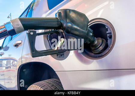 Gas Pumpe Düse. Benzin pumpe Düse mit Gasrückführung. Betankung einen großen SUV in den USA. Stockfoto