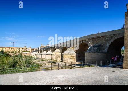 Cordoba, Spanien - 10 April, 2017: Römische Brücke über den Guadalquivir Fluss. Malerische Aussicht ein sonniger Tag mit blauen Himmel Stockfoto