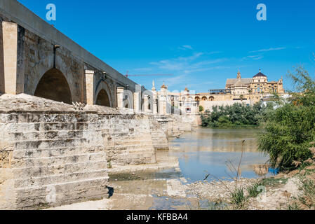 Cordoba, Spanien - 10 April, 2017: Römische Brücke über den Guadalquivir Fluss. Malerische Aussicht ein sonniger Tag mit blauen Himmel Stockfoto