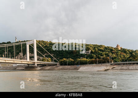 Budapest, Ungarn - 12. August 2017: Gellertberg in Budapest von der Donau bei Sonnenuntergang Stockfoto