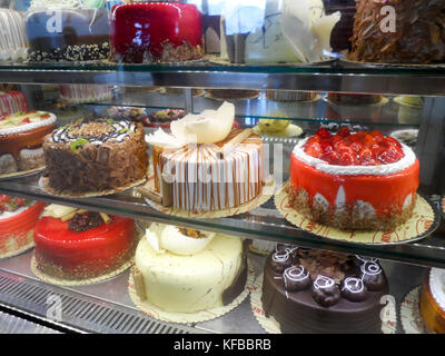 Frische sahne Kuchen in der Patisserie shop Anzeige, Marmaris, Provinz Mugla, Türkei Stockfoto