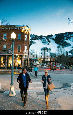 Usa, Colorado, Aspen, Menschen laufen durch den Marktplatz in der Innenstadt von Aspen in der Dämmerung Stockfoto