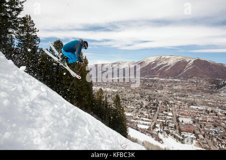 Usa, Colorado, Aspen, Skifahrer, Luft auf einem Trail genannt Korkenzieher mit der Stadt Aspen in der Ferne, Aspen Ski Resort, ajax Mountain Stockfoto
