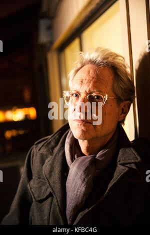 Usa, Colorado, Aspen, Portrait von Gerry Beckley der Band Amerika am Bauch bis in die Innenstadt von Aspen Stockfoto