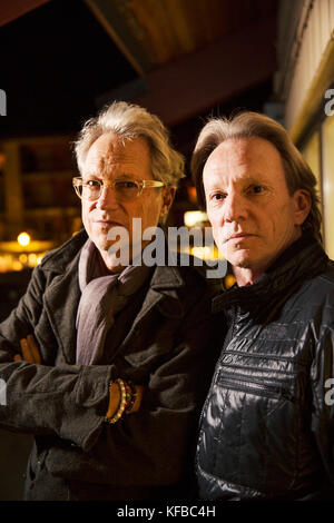 Usa, Colorado, Aspen, Portrait von Gerry Beckley und Dewey Bunnell der Band Amerika am Bauch bis in die Innenstadt von Aspen Stockfoto