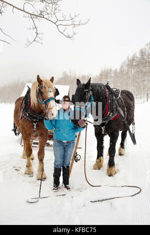 Usa, Colorado, Aspen, Portrait von wrangeler Ali mit ihren Schlitten team Furt am Pine Creek cookhouse Stockfoto