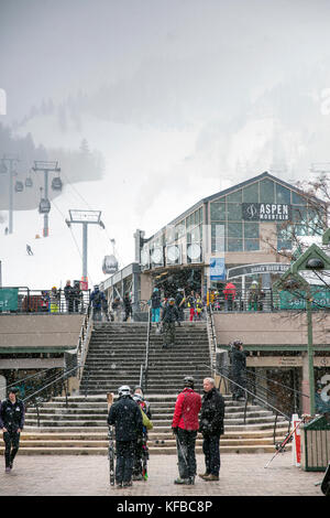 Usa, Colorado, Aspen, Skifahrer sammeln am Fuße des Aspen Mountain, Aspen Ski Resort, Ajax Stockfoto