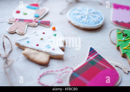 Vielfalt der Weihnachten Spielzeug - Holz und Textil Spielzeug und die Lebkuchen Cookies in den verschiedenen Formen. Stockfoto