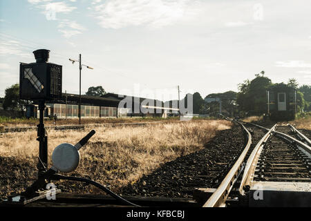 Eisenbahn mit dem Zug am Morgen. Stockfoto