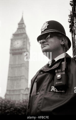 England, London, eine Bobby steht unter den Big Ben, die große Uhr am nördlichen Ende der Palast von Westminster (b&w) Stockfoto