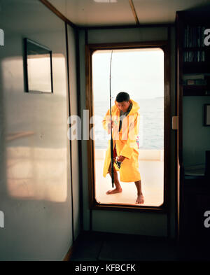 Fidschi, nördlichen Lau Inseln, ein Boot Hand bereitet eine Angelrute Stockfoto