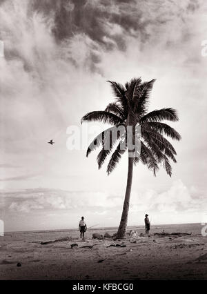 Fidschi, nördlichen Lau Inseln, ein Vater und Sohn spazieren über eine kleine, abgelegene Insel zu gehen Angeln (B&W) Stockfoto