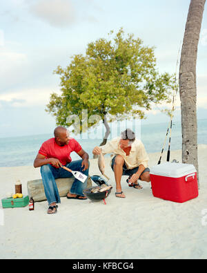 Usa, Florida, Freunde mit einem Strand bbq, Kochen Fisch, islamorada Stockfoto