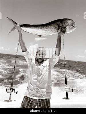 USA, Florida, Mann auf dem Boot, den Fang des Tages, Mahi Mahi, Islamorada (B&W) Stockfoto