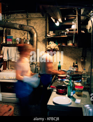 Frankreich, Val-de-Travers, ein Mann und eine Frau Essen in der Küche des Restaurant Le solait, Jura Wein Region Stockfoto